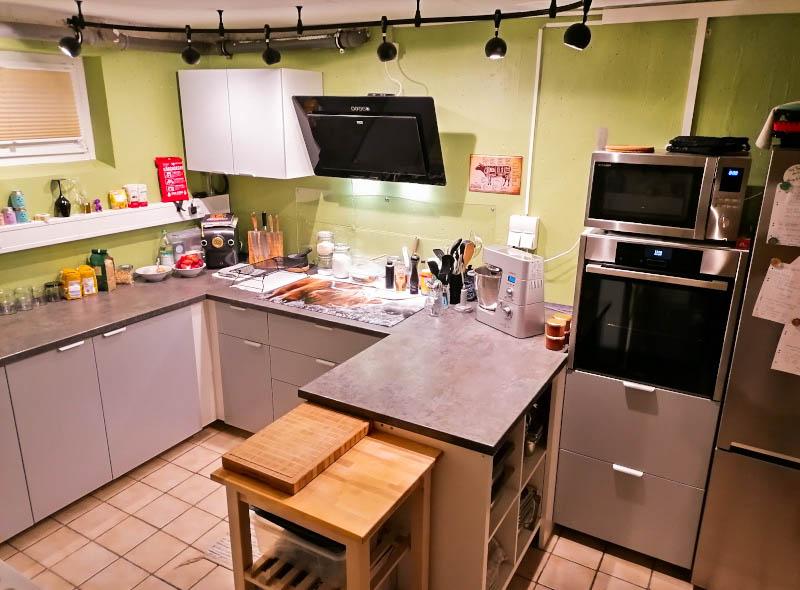 Große, neu eingebaute Küche im Kellergeschoss