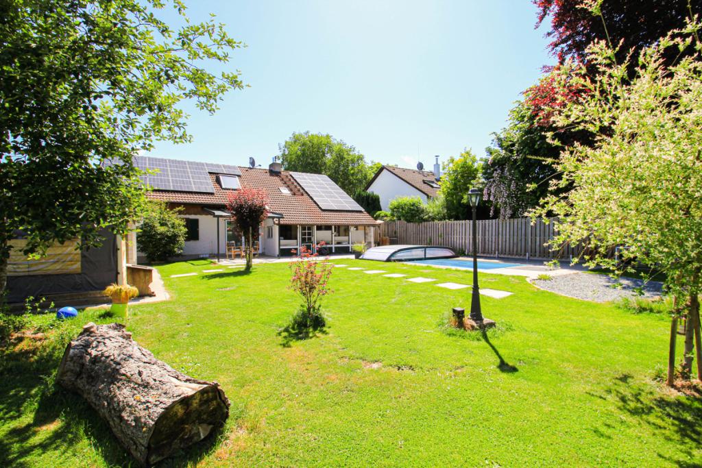 Großer Garten mit Pool und neuem Gartenhaus