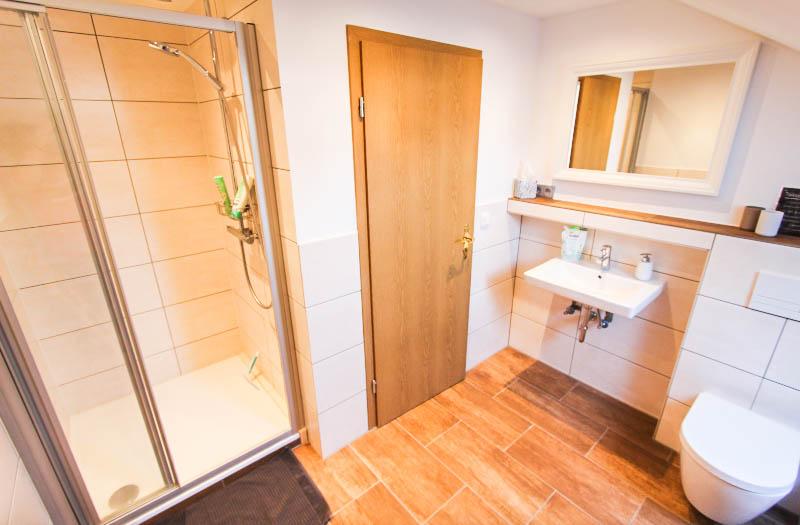 Badezimmer im Dachgeschoss mit Dusche und WC