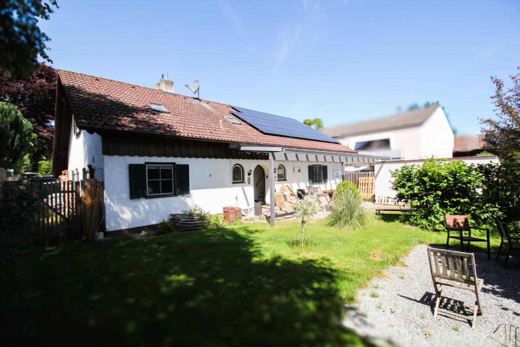 Vorderansicht des Hauses aus dem großen Vorgarten