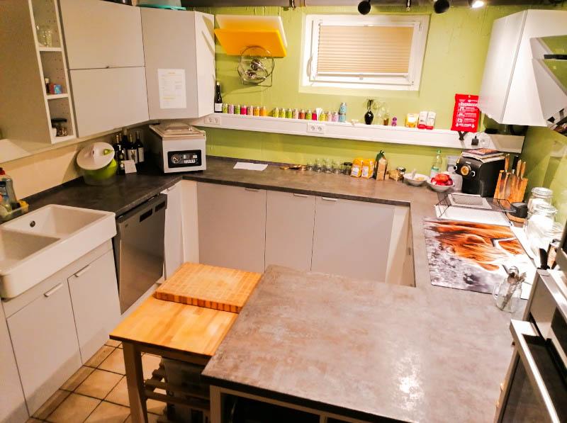 Große, neu eingebaute Küche im Kellergeschoss