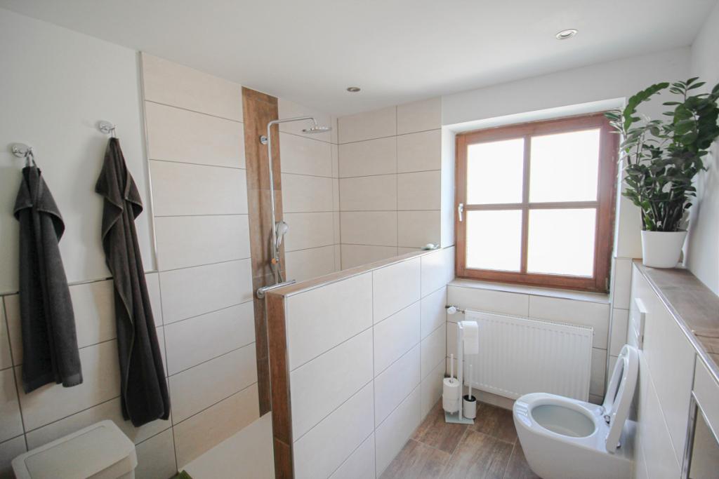 Badezimmer mit begehbarer Dusche im Erdgeschoss