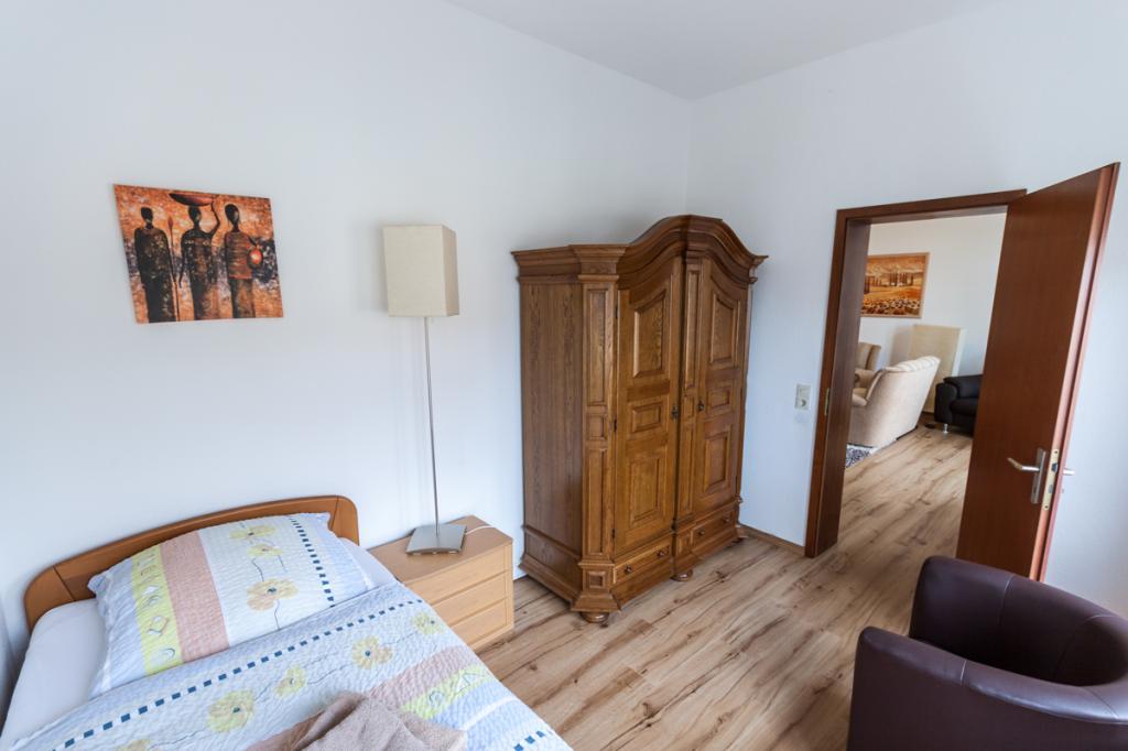 Tolle 4 Zimmerwohnung mit großem Balkon in denkmalgeschützter Villa im westlichen Kurgebiet - Foto 3