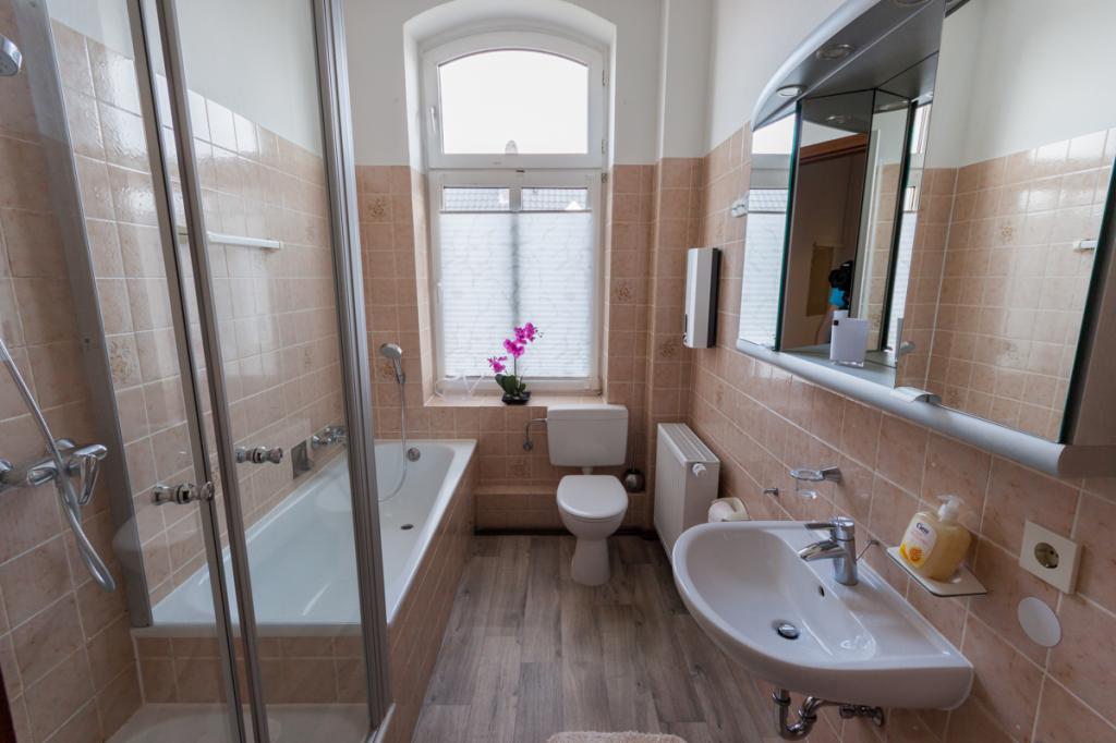 Tolle 4 Zimmerwohnung mit großem Balkon in denkmalgeschützter Villa im westlichen Kurgebiet - Foto 1