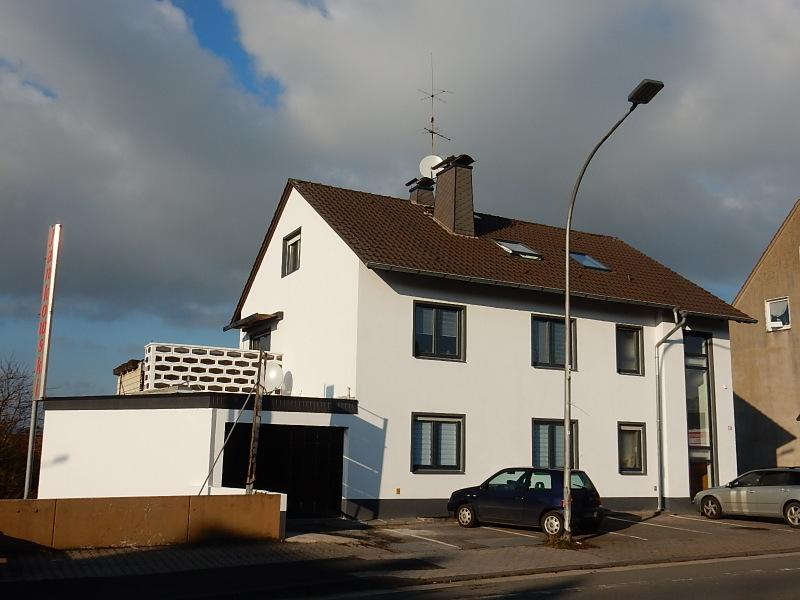 Hausansicht Straßenseite mit Garage