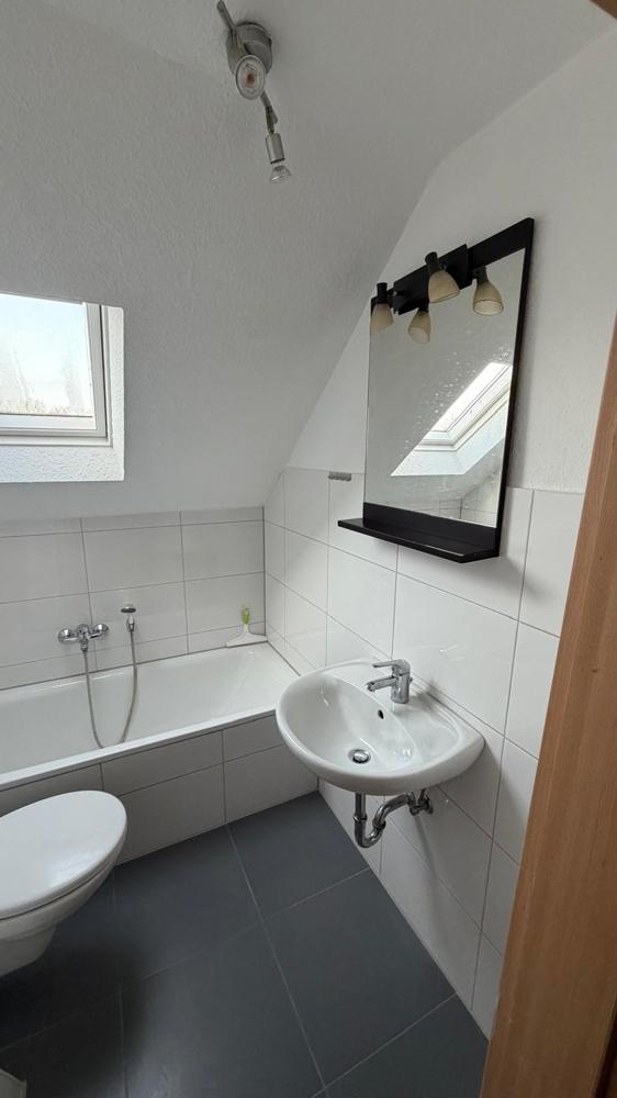 Frisch renovierte 2-Zimmer-Dachgeschoss-Wohnung mit neuem Bad und Garage in Gelsenkirchen-Horst - Photo 1