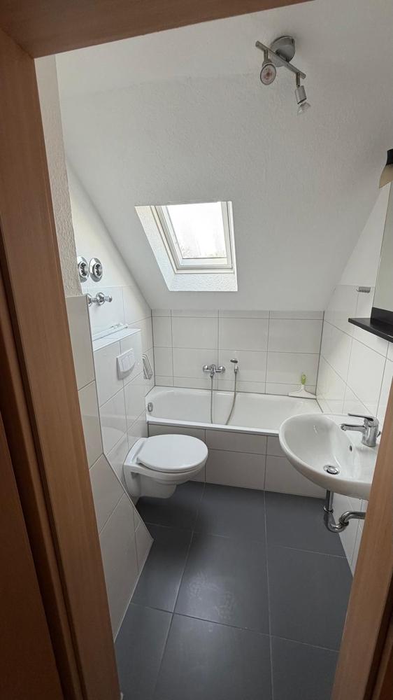 Frisch renovierte 2-Zimmer-Dachgeschoss-Wohnung mit neuem Bad und Garage in Gelsenkirchen-Horst - Photo 2