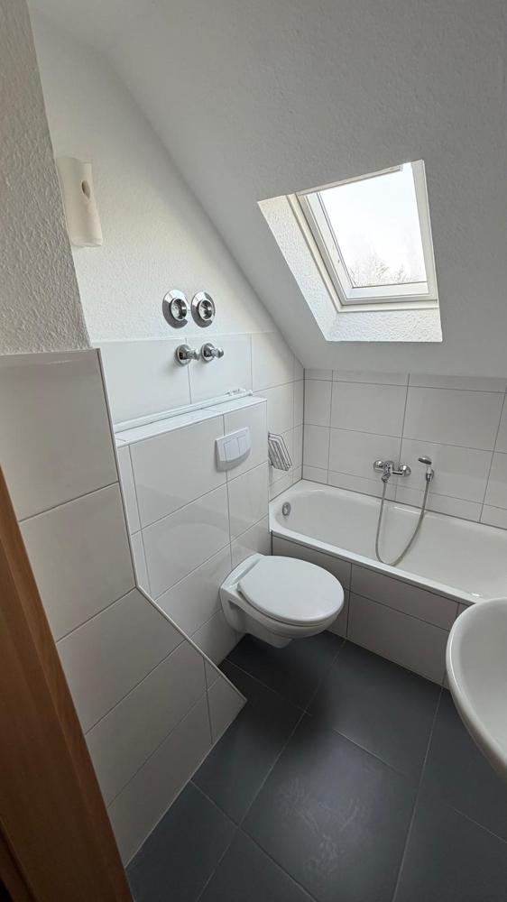 Frisch renovierte 2-Zimmer-Dachgeschoss-Wohnung mit neuem Bad und Garage in Gelsenkirchen-Horst - Photo 3