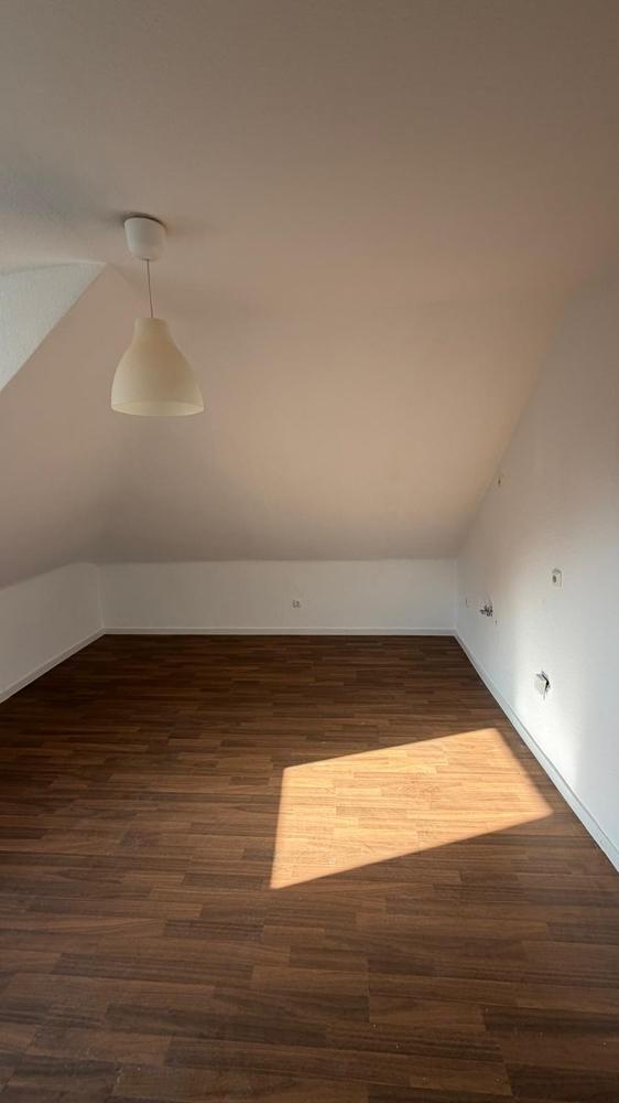 Frisch renovierte 2-Zimmer-Dachgeschoss-Wohnung mit neuem Bad und Garage in Gelsenkirchen-Horst - Photo 4