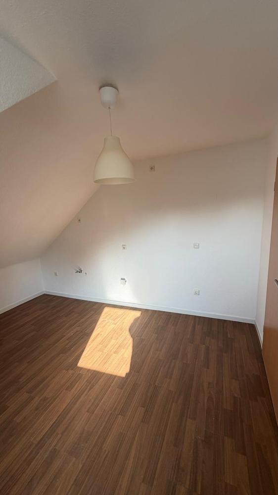 Frisch renovierte 2-Zimmer-Dachgeschoss-Wohnung mit neuem Bad und Garage in Gelsenkirchen-Horst - Photo 5