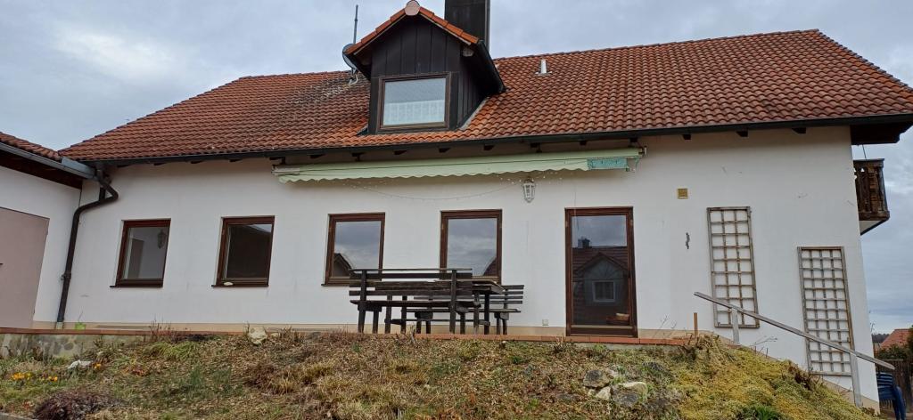 Gepflegte Erdgeschosswohnung mit Garten, Garage und Kellerräumen - Photo 4