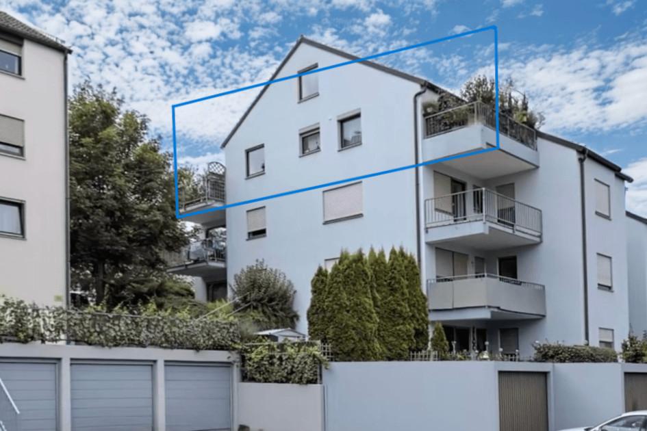 Ansicht mit Garage nahe Hauseingang