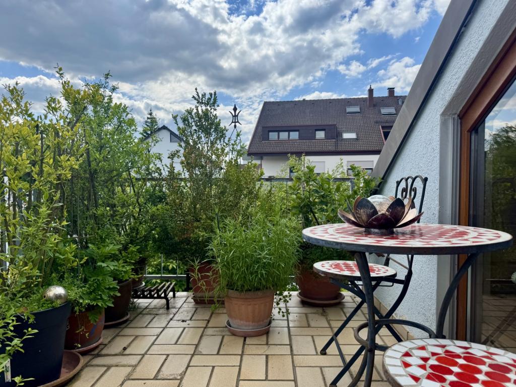 südwestliche Ausrichtung Balkon über Wohnbereich zugänglich