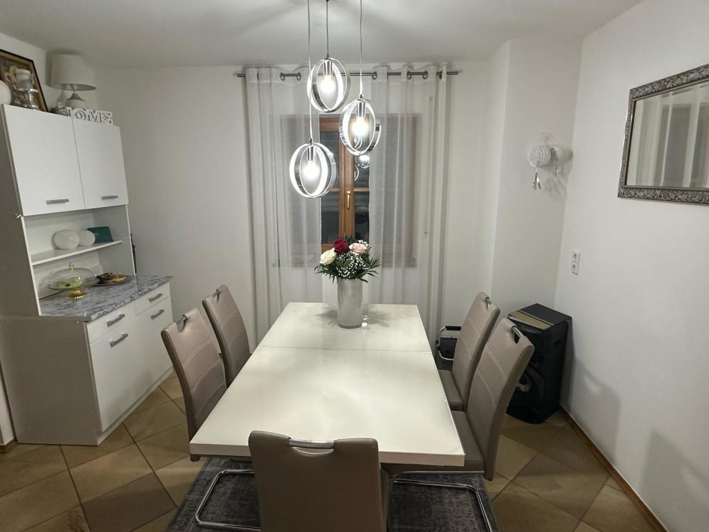 Miete - Attraktive Doppelhaushälfte mit Garten und Garage in absolut ruhiger und sonniger Wohnlage - Foto 2