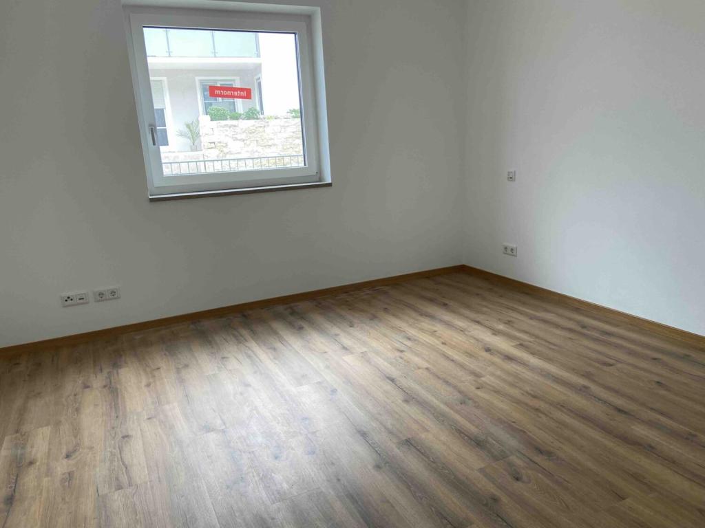 Moderne 3-Zimmer EG Wohnung mit Terrasse, Tiefgarage und Garten in Pförring - Photo 2