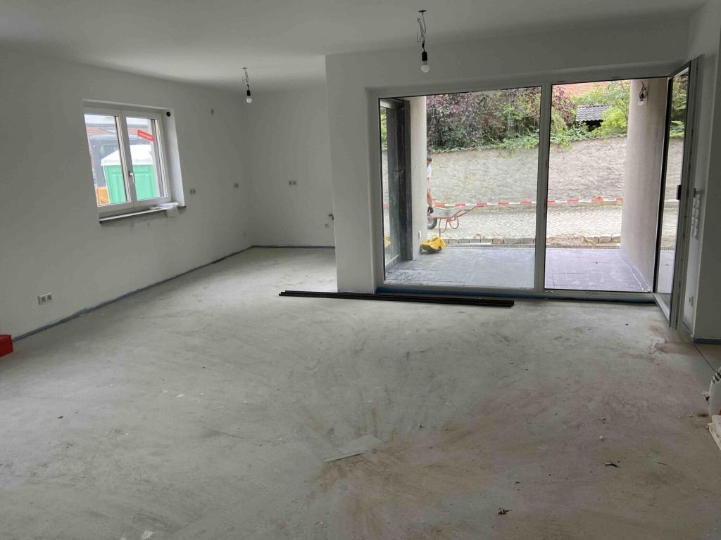 Moderne 4-Zimmer-Erdgeschoss-Wohnung mit Tiefgarage in Pförring - Photo 3