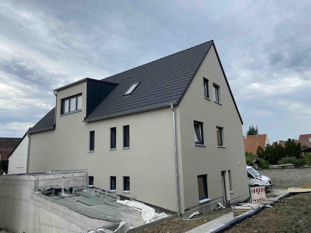 Moderne 4-Zimmer-Erdgeschoss-Wohnung mit Tiefgarage in Pförring - Photo 1