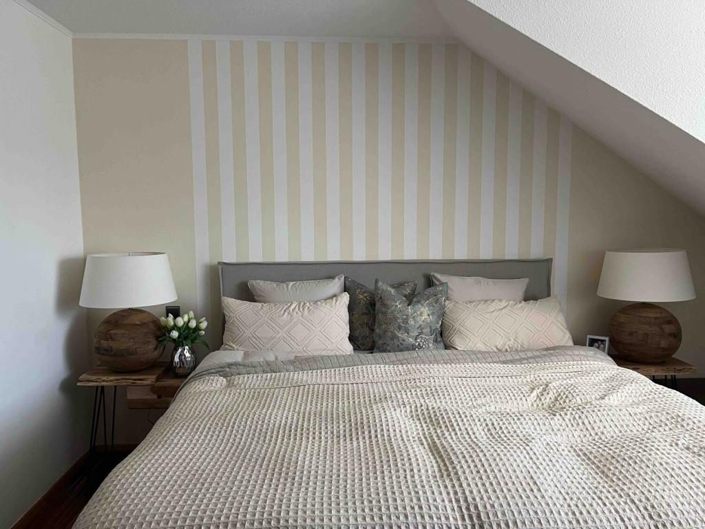 Schöne möblierte 2-Zimmer-Dachgeschosswohnung in Abensberg mit Stellplatz und Balkon - Foto 5