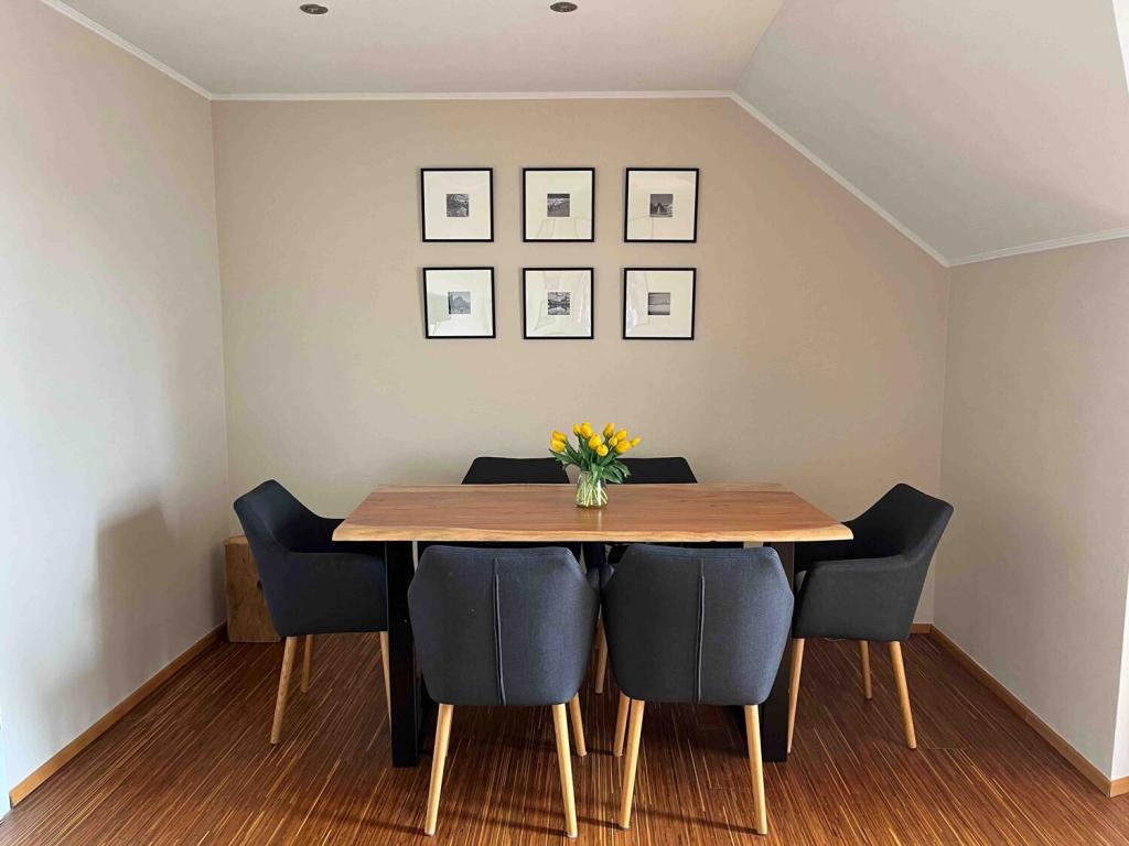 Schöne möblierte 2-Zimmer-Dachgeschosswohnung in Abensberg mit Stellplatz und Balkon - Foto 3
