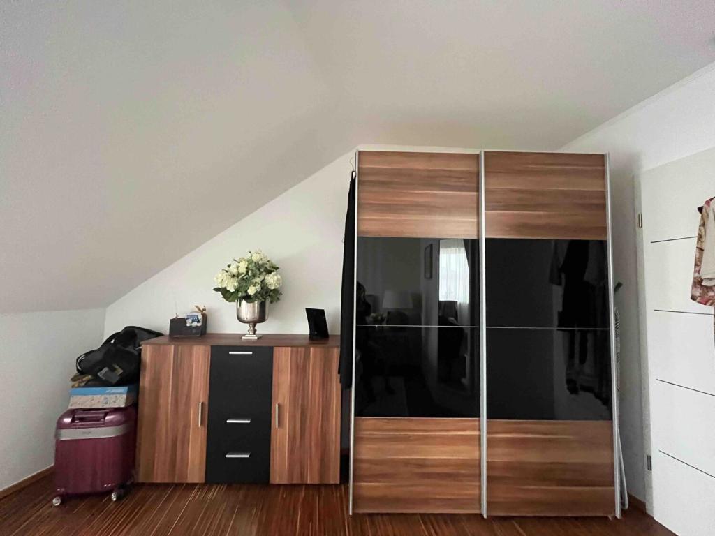 Schöne möblierte 2-Zimmer-Dachgeschosswohnung in Abensberg mit Stellplatz und Balkon - Foto 4