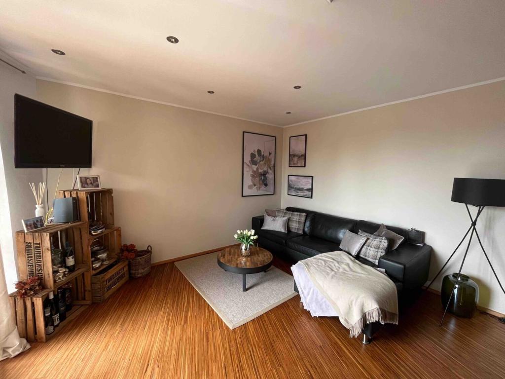 Schöne möblierte 2-Zimmer-Dachgeschosswohnung in Abensberg mit Stellplatz und Balkon - Foto 1