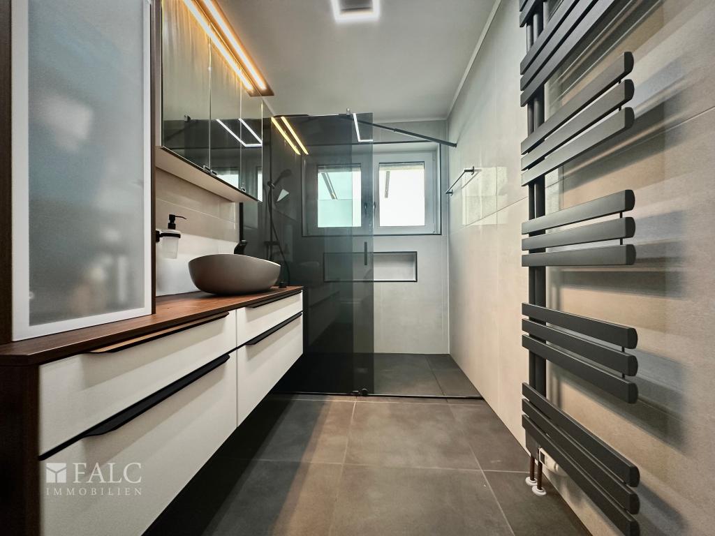 „Modernes Designbad mit offener Dusche“