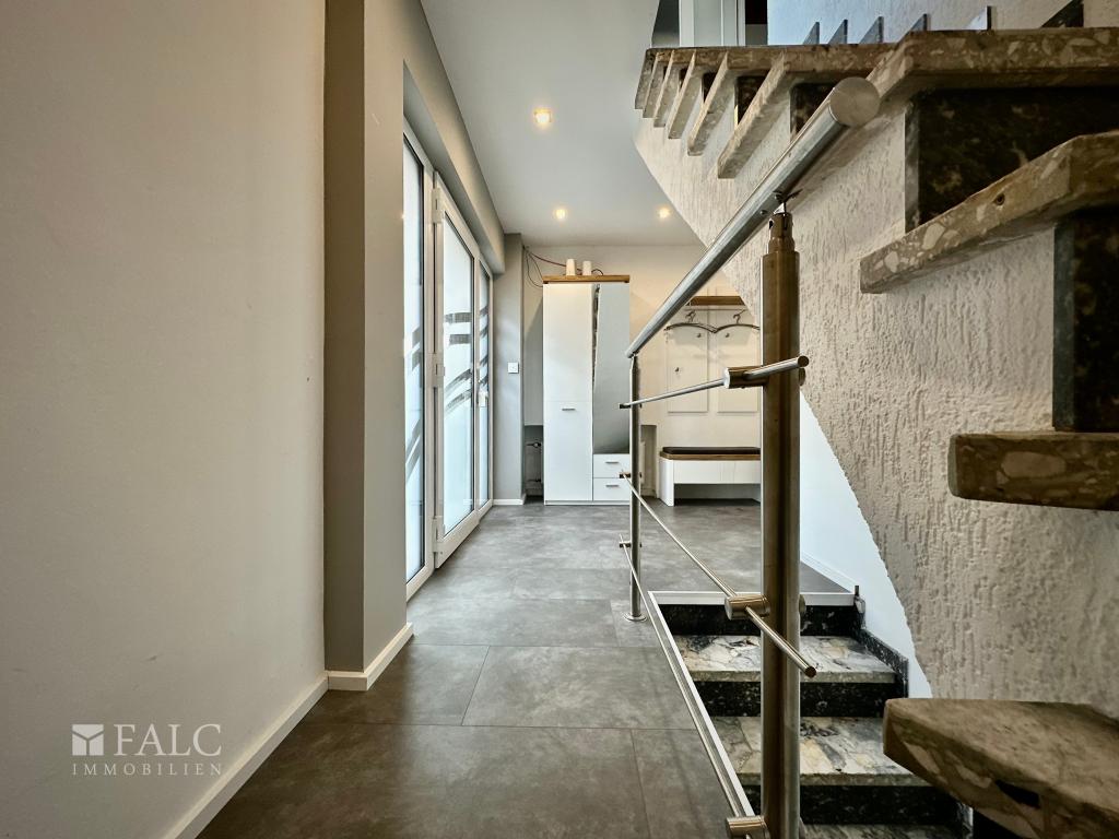 „Großzügiger Eingangsbereich mit Garderobe und zentralem Treppenhaus“