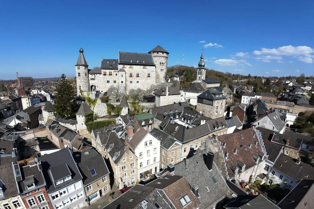 Am Fuß der Burg