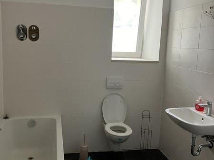 Zweitbezug nach San.! Großzügige 2-Zimmer mit Wanne, EBK und Laminat in zentraler Lage - Photo 1