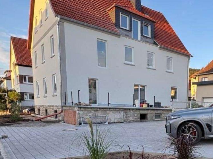 Erstbezug: Groß. Hell. Drei Zimmer. Einbauküche. Bad komplett, mit Fenster. Balkon. Garage! - Photo 1