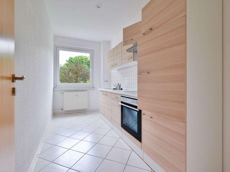 gepflegte 2 Raum Wohnung mit Einbauküche, Aufzug, Balkon und ruhiger Lage in Chemnitz + Stellplätze - Foto 1