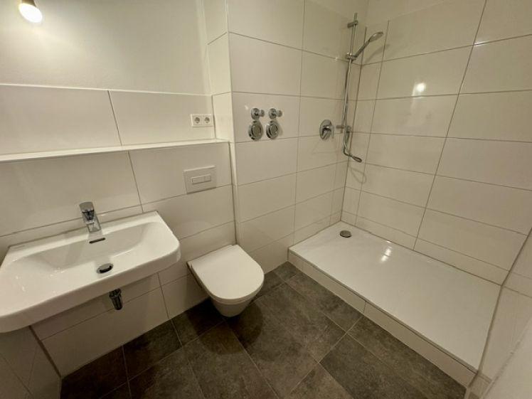 Erstbezug nach Sanierung - 3 Zimmer Wohnung mit Terrasse! - Foto 1