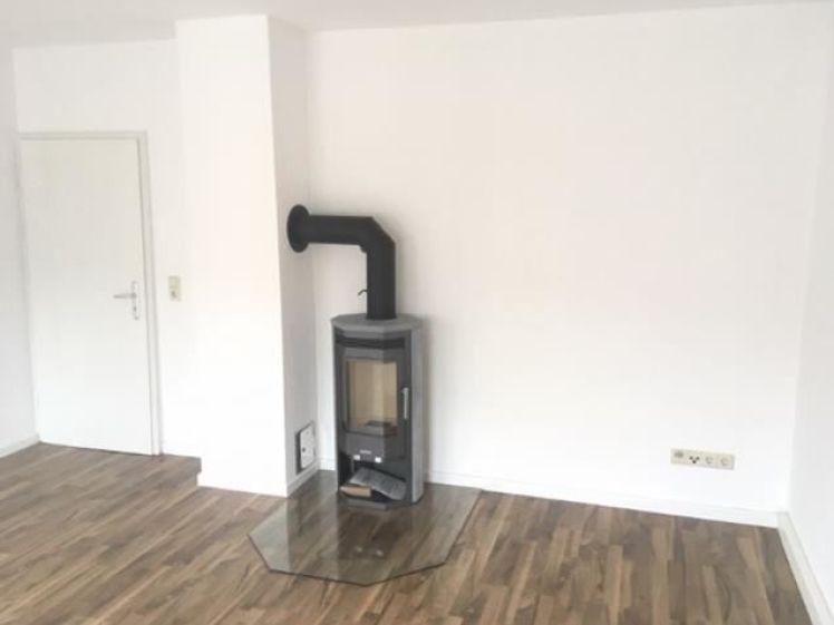 Gemütliche DG 2-Zi. mit Laminat, Kamin und EBK in zentraler Lage! SP mgl. - Photo 1