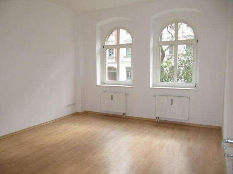 **Mieter ab 1.8. gesucht !!!! Laminat+ großer Balkon** - Photo 1