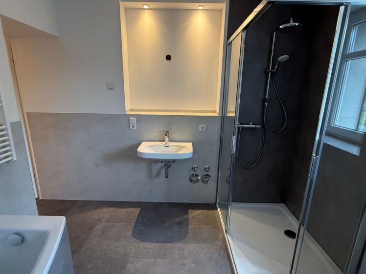ALLES NEU im 1.OG - Bad mit Fenster/Wanne/Dusche - frei ab sofort - Photo 1