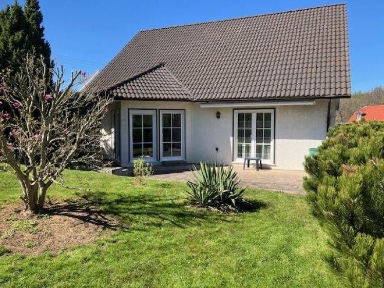 Freistehendes Einfamilienhaus im Bungalowstil zum ebenerdigen Wohnen mit gepflegtem Gartengrundstück und Garage und Stellplatz zu vermieten! - Photo 1