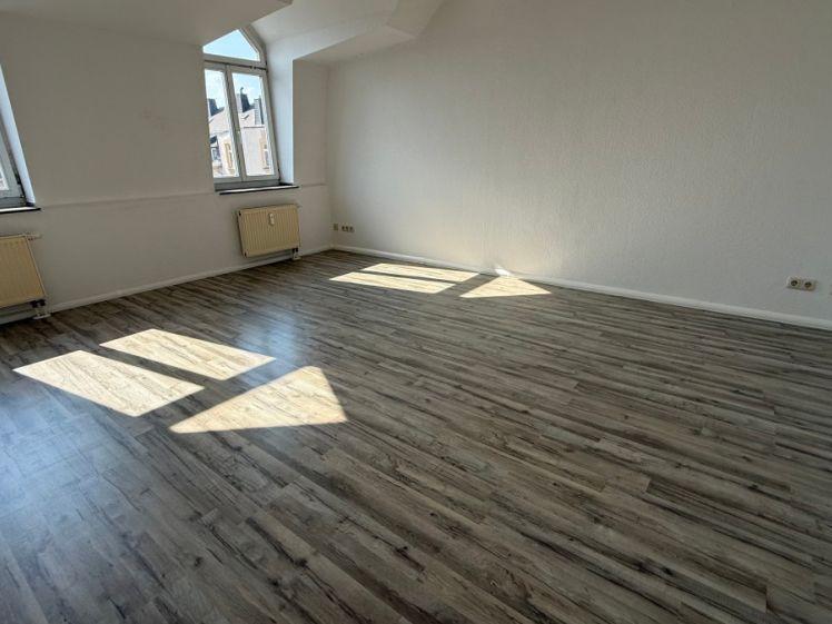 DG + Aufzug + moderner Boden + Bad mit Wanne + EBK - Photo 1