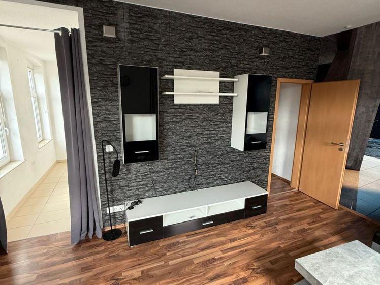Günstige und teilmöblierte 2-Zimmer mit Laminat, Aufzug und Eckwanne in guter Lage! - Photo 1