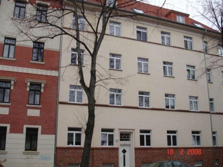 Sanierte 2-Rm-Wohng im 3.OG auf ca 44m² mit Laminat und Tageslichtbad - Photo 1