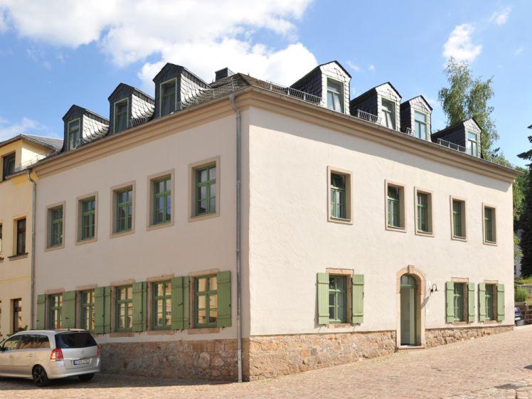 Schick sanierte 3-Raum-Erdgeschoss-Wohnung mit EBK und Stellplatz am Marktplatz in Kirchberg - Photo 1