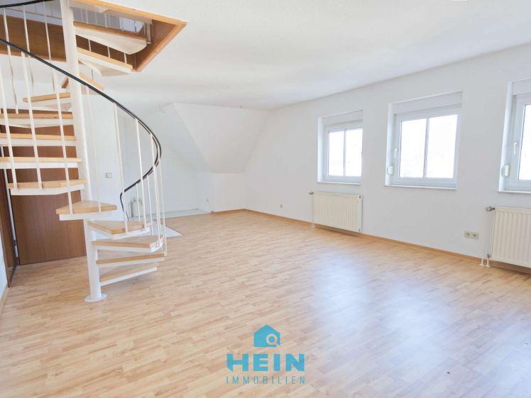 Charmante 3-Raum-Maisonette im Dachgeschoss mit Aufzug – Wohnen im Herzen von Aue! - Photo 1