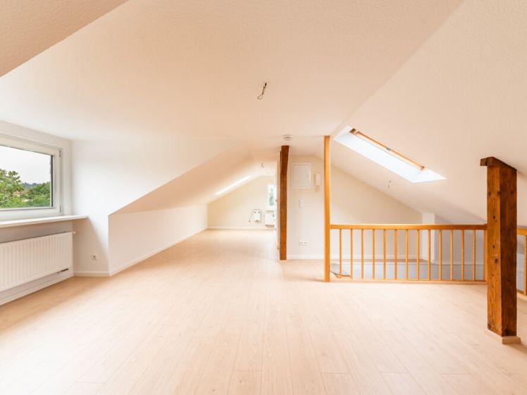 +ESDI+ Frisch modernisierte DG-Wohnung mit EBK und Stellplatz in zentraler Lage von Heidenau - Photo 1