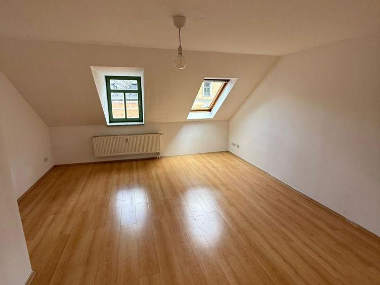 Günstige DG 3-Zi. mit Laminat, Balkon, Wanne und Dusche in sehr guter Lage - Photo 1