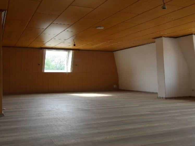 Großräumig Wohnen in gemütlicher Dachgeschosswohnung - Photo 1