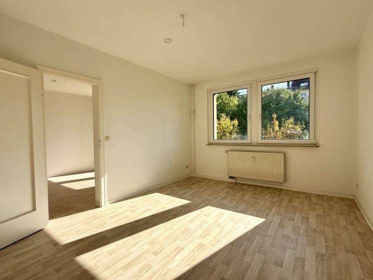 Freundliche 2-Raum-Wohnung mit sonnigem Balkon und Blick ins Grüne - Photo 1