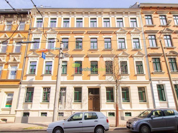 Frisch renoviert - Tolle Wohnung mit Parkett, geräumiger Wohnküche, Balkon und Duschbad - Foto 1