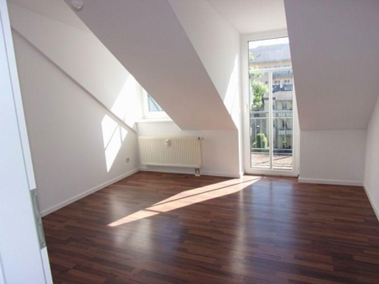 DACHGESCHOSS--BALKON AM WOHNZIMMER-- FRISCH RENOVIERT--PREISGÜNSTIG--TOP SINGLE-WHG. - Foto 1