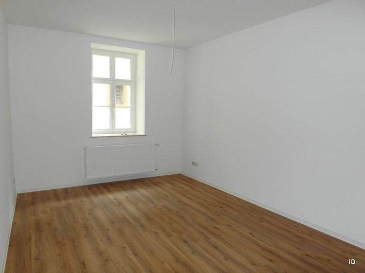 Frisch renovierte 2-Zimmer-Erdgeschosswohnung mit neuem Laminatboden & Bad mit Wanne und Dusche - Photo 1
