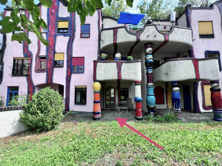 73207 Plochingen-Zentrum: Große 2,5-Zi-EG-Wohnung im Hundertwasserhaus. Terrasse. Luxuriös möbliert. - Photo 1