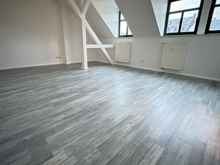 Wohnen im DG Küche mit Fenster + Bad mit Wanne - Photo 1